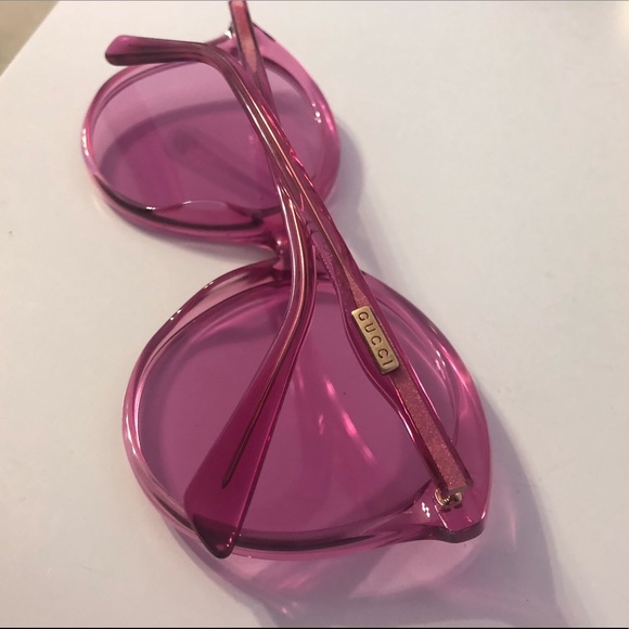 Gucci sunglasses with velvet case - Picture 3 of 10